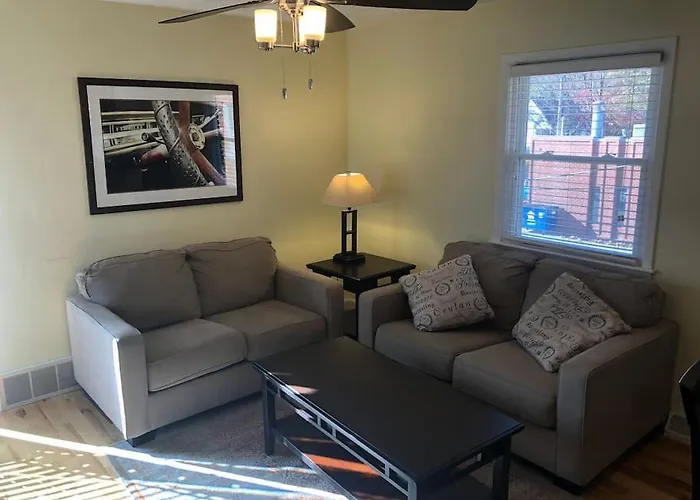 Entire Close To Downtown - 2 Queen Beds *