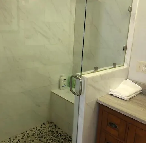 Entire Close To Downtown - 2 Queen Beds